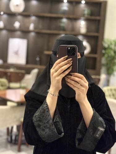 عباية كرز دانتيل شتوية مخمل main view